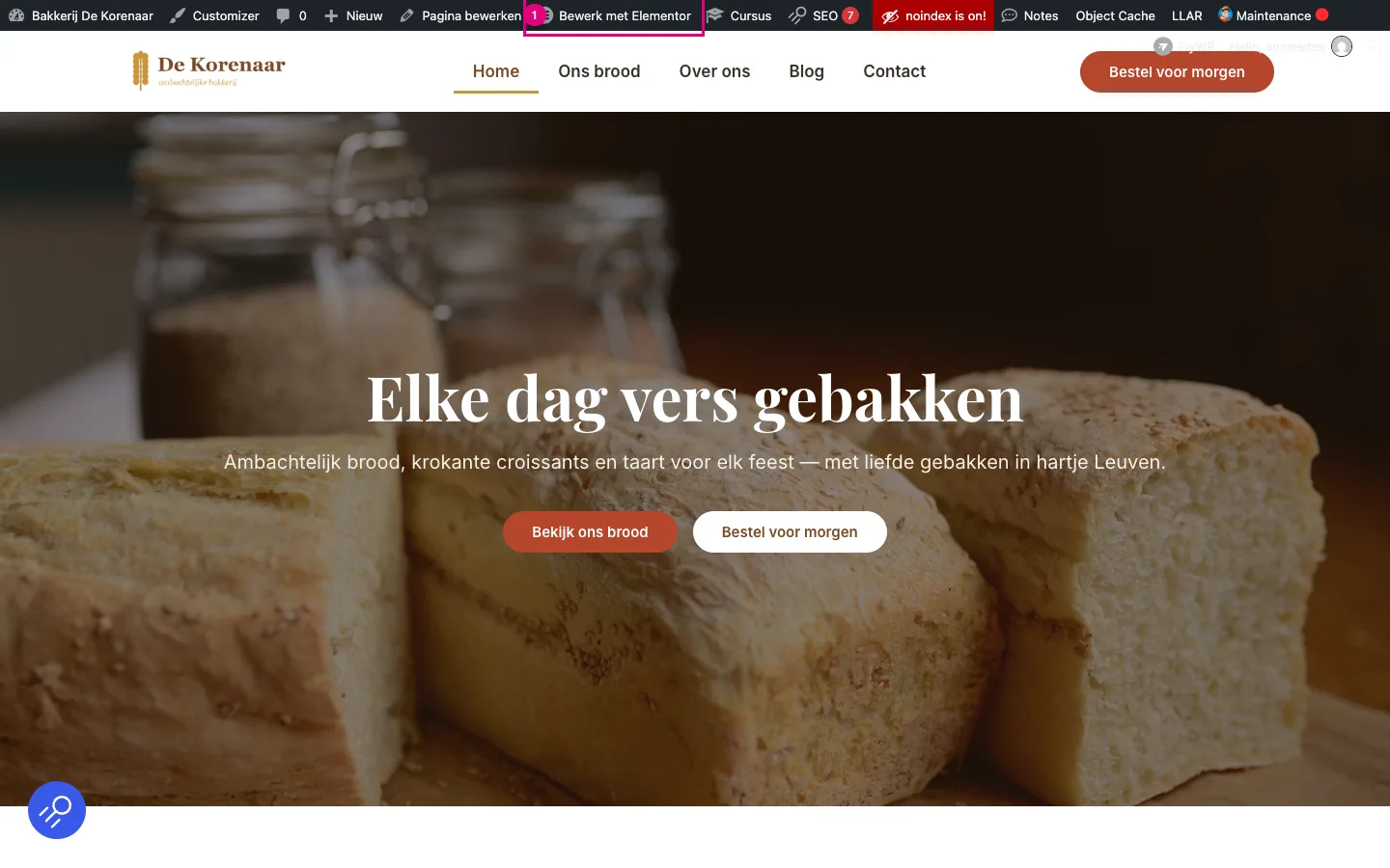 De voorkant van de website met de zwarte adminbalk, Bewerk met Elementor is gemarkeerd