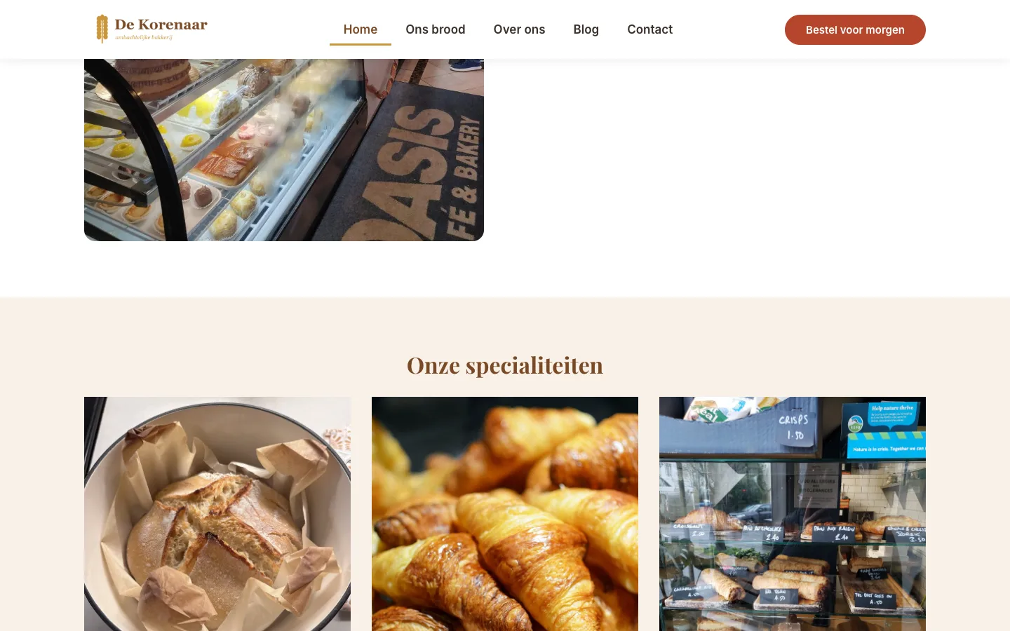 De homepage van De Korenaar halverwege gescrold; de witte header met logo, menu en knop blijft bovenaan staan