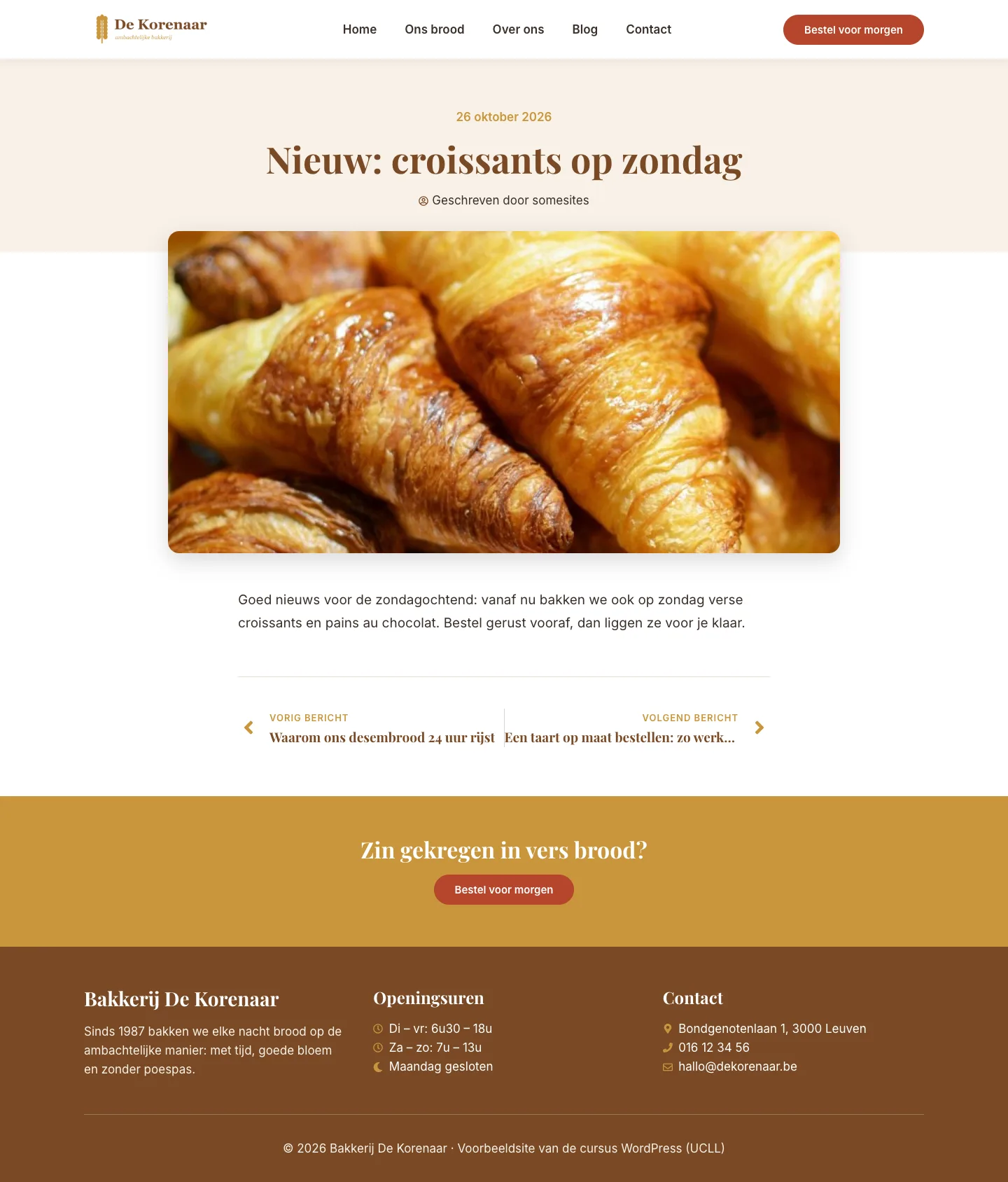 Het blogbericht Nieuw: croissants op zondag met een crèmekleurige kop, datum, titel, auteur, een grote afgeronde foto, de tekst, vorige- en volgende-berichtnavigatie, een gouden bestelband en de footer