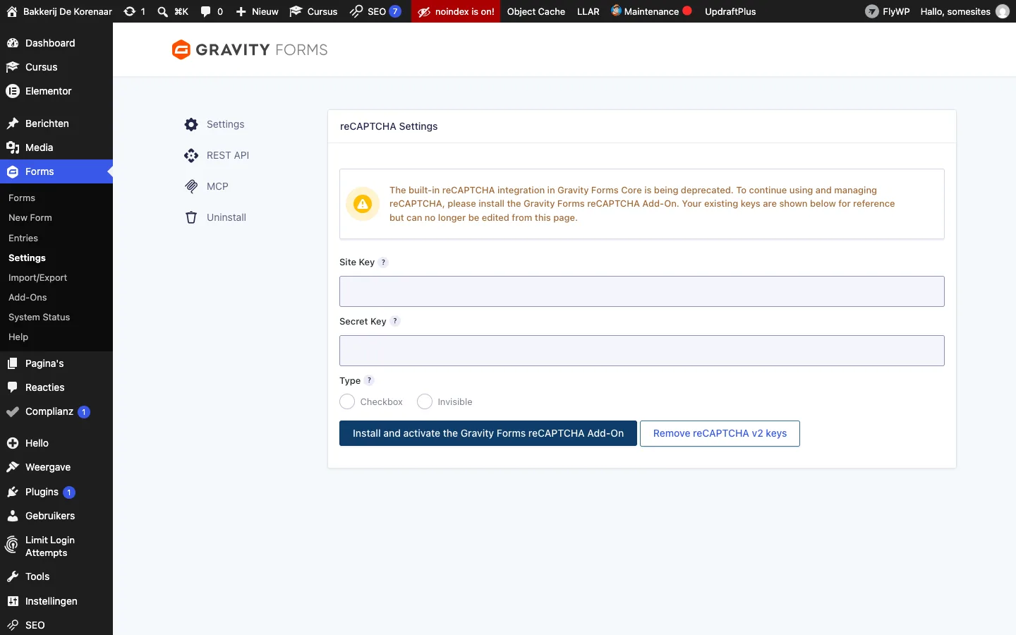 reCAPTCHA Settings van Gravity Forms met een gele melding dat de ingebouwde integratie verdwijnt, de velden Site Key en Secret Key en de knop om de reCAPTCHA Add-On te installeren