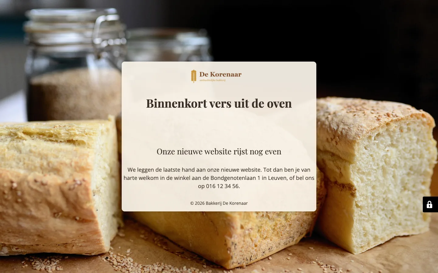 De onderhoudspagina van De Korenaar met logo, titel Binnenkort vers uit de oven en een crème tekstvlak op een broodfoto